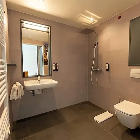 Hotell Frames Gmbh 4*